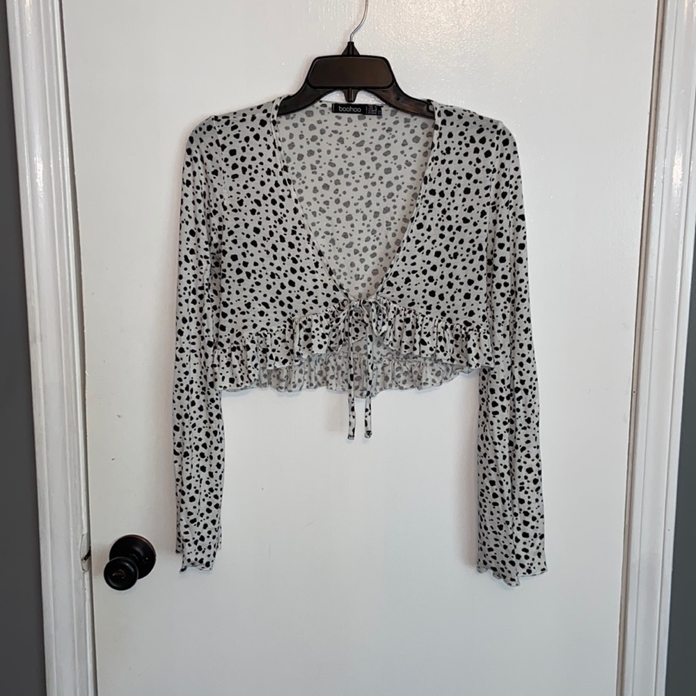 Boohoo long sleeve, front tie crop top. Size 4